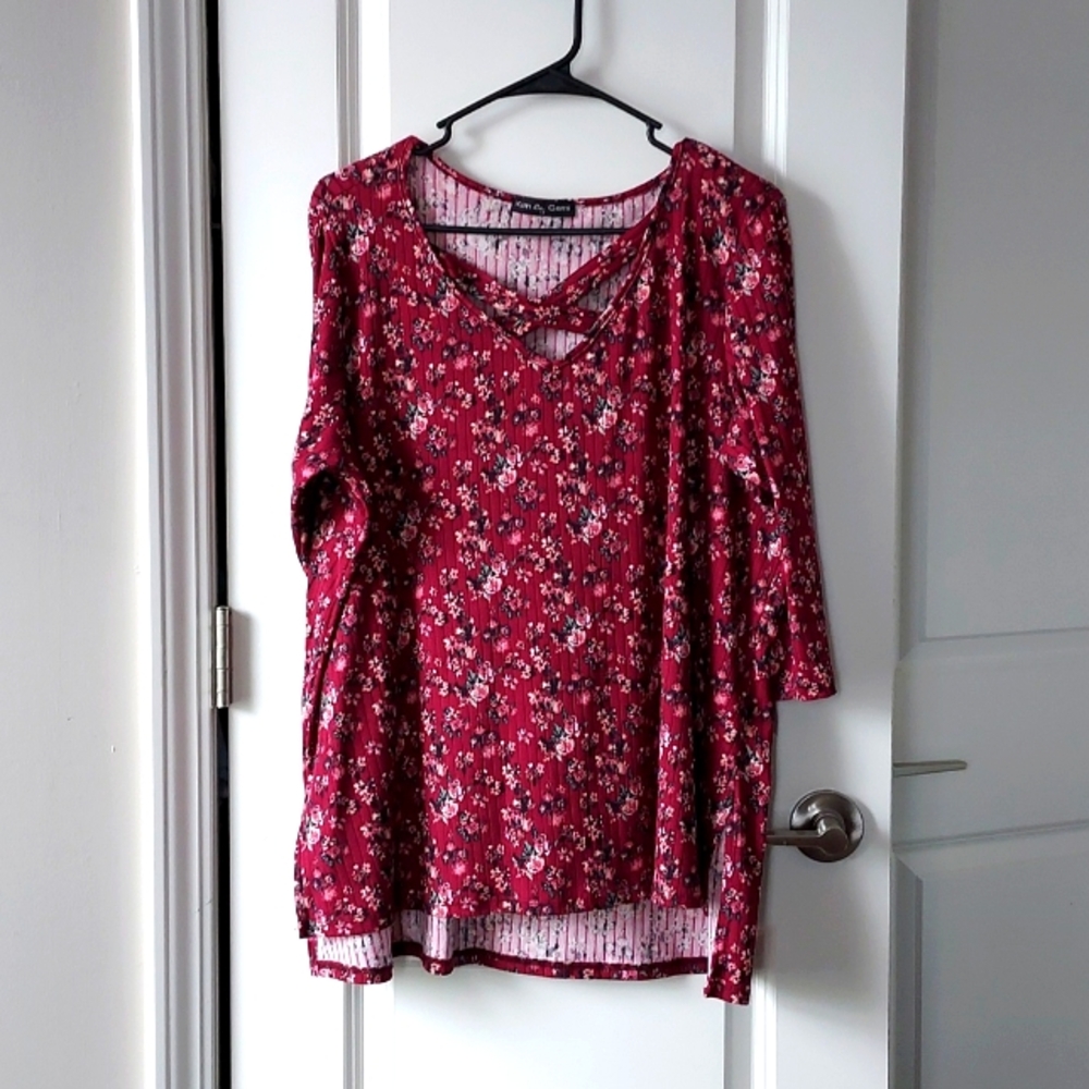 Kim & Cami 3/4 sleeve top criss cross chest 1x red with flower print